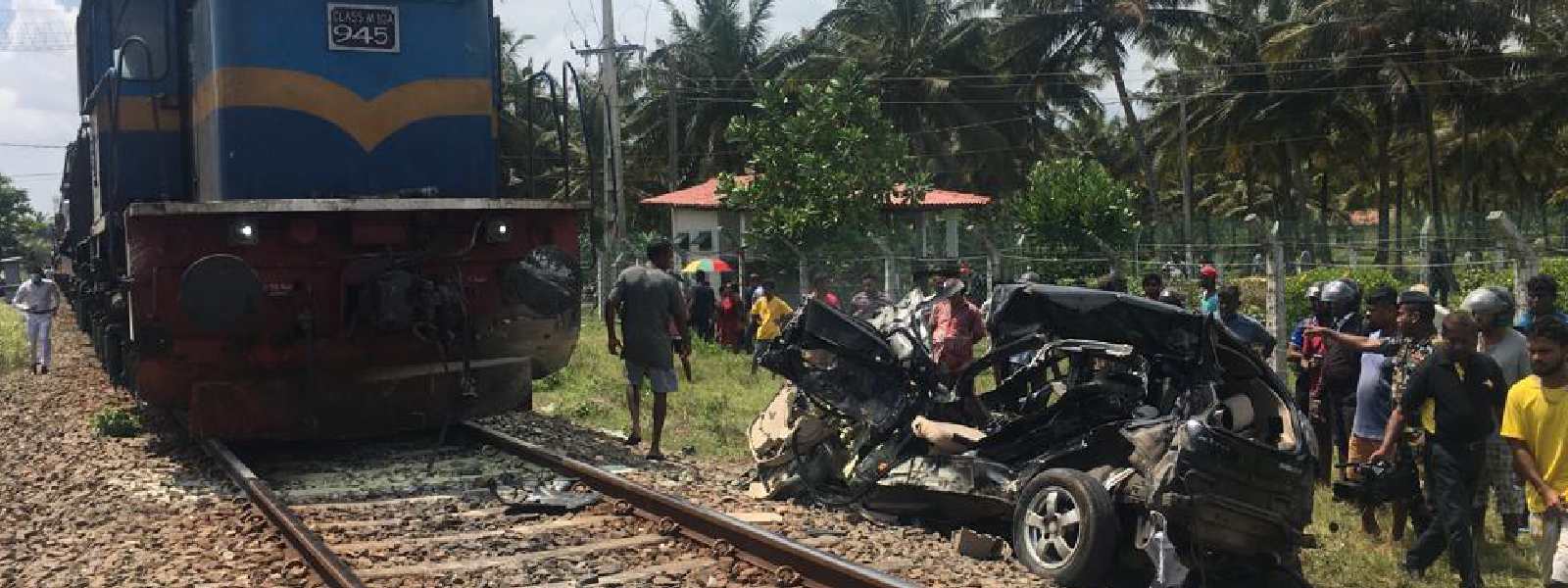 කොග්ගලදී මෝටර් රථයක් දුම්රියේ ගැටී දෙදෙනෙකු මරුට